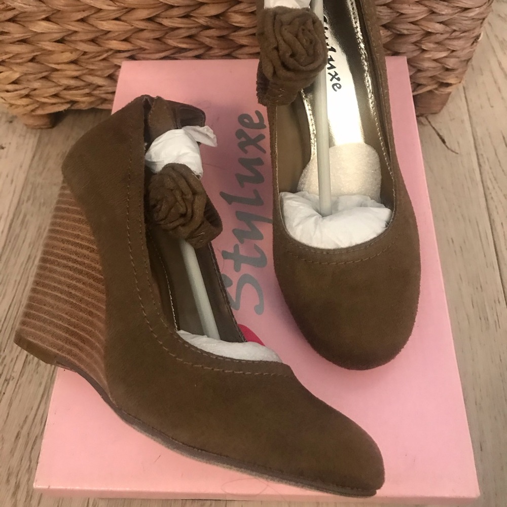 Brand new Taupe Wedges